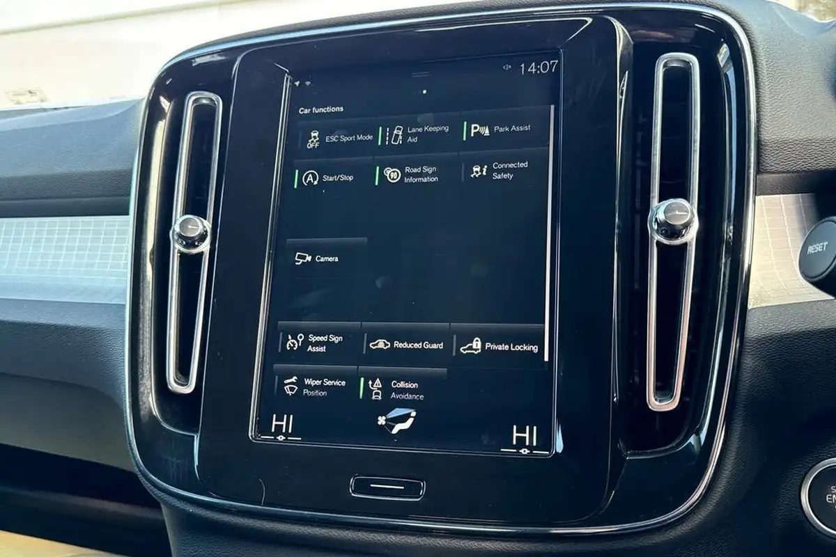 2018-volvo-xc40-20td-d3-momentum-pro-awd-geartronic-big-20