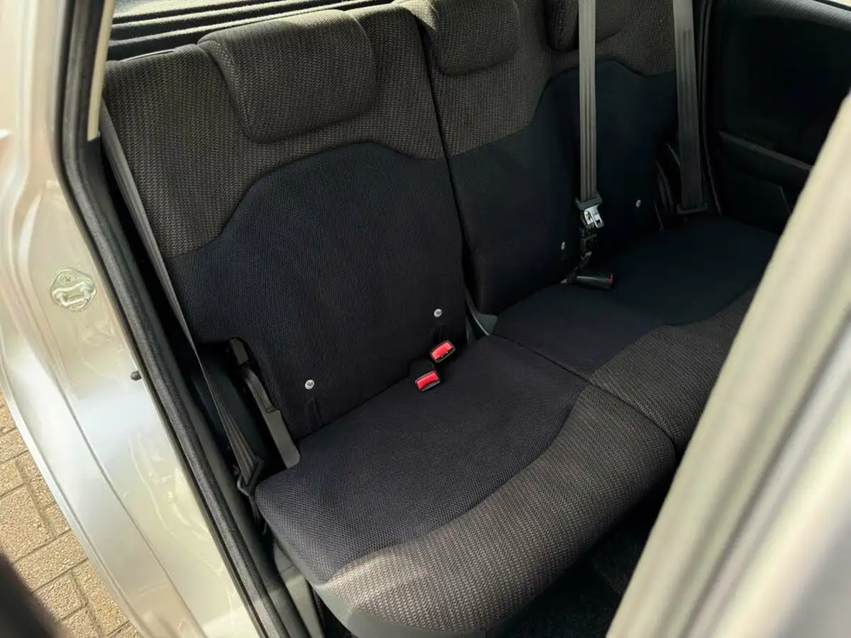 2013-honda-jazz-14-es-cvt-big-28