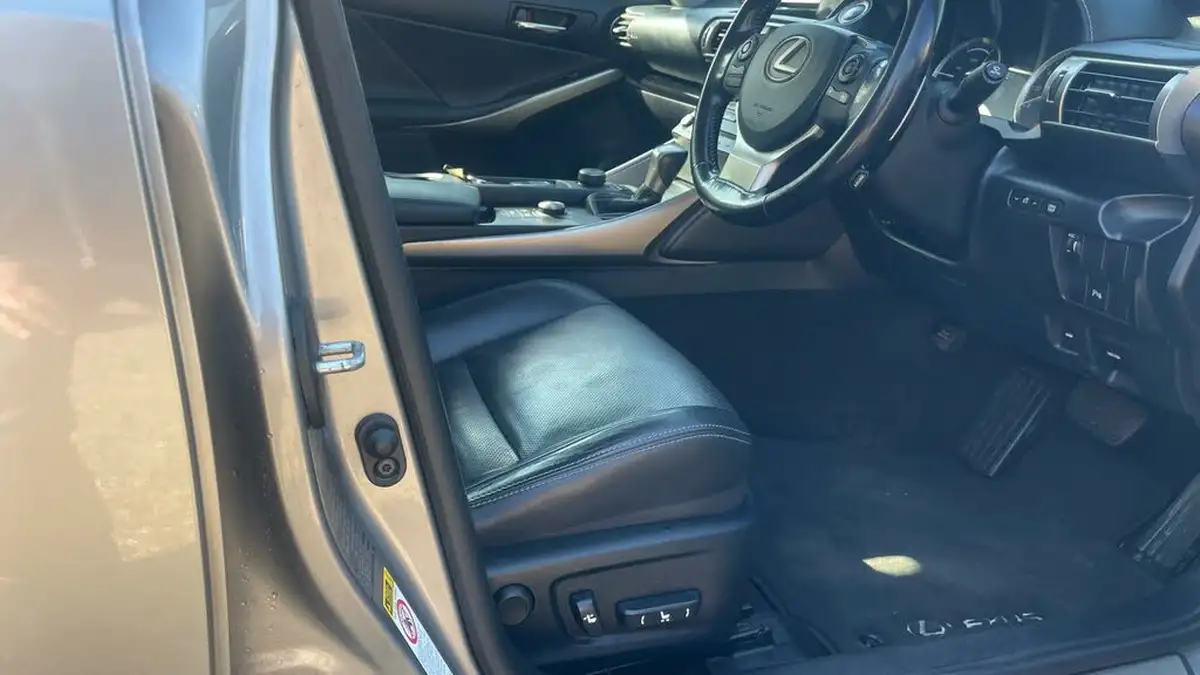 2016-lexus-is-300h-25-advance-big-9