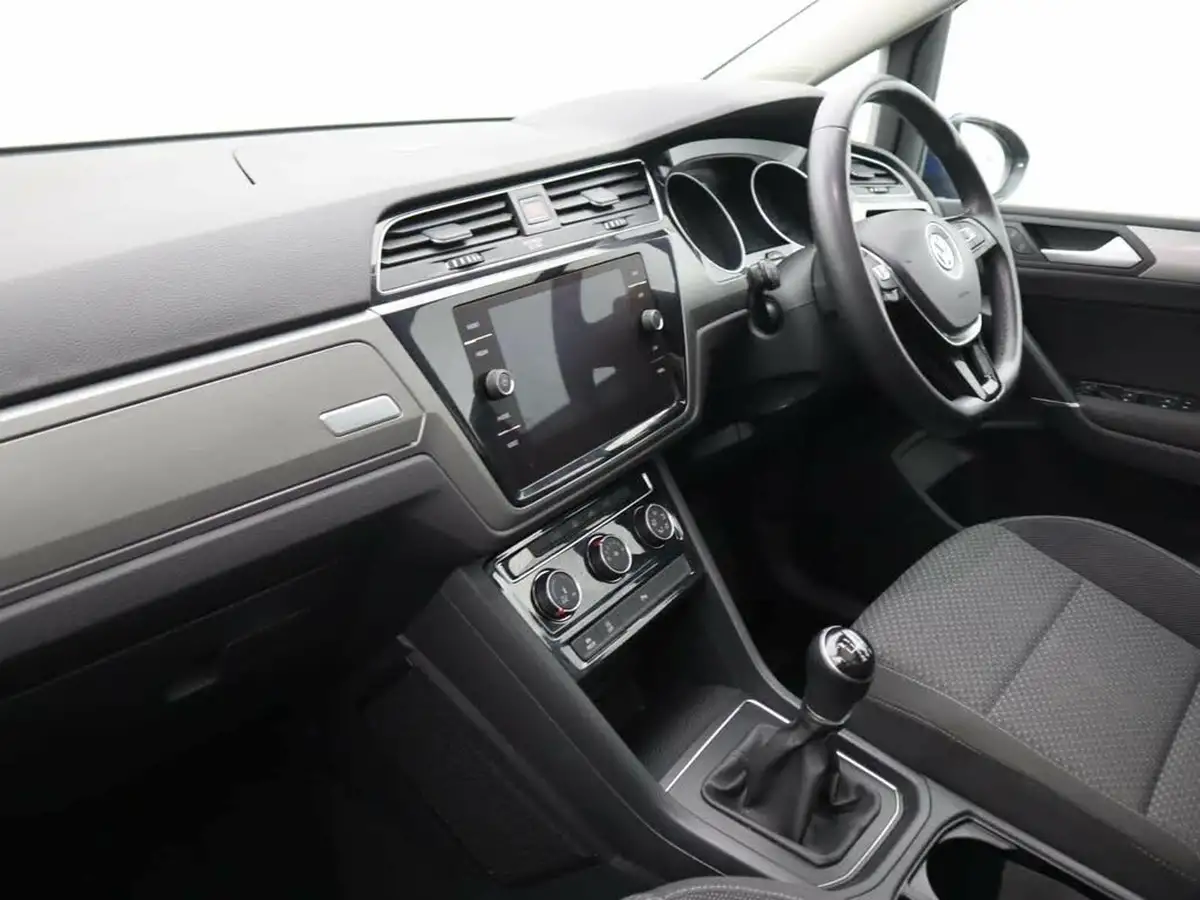 2018-volkswagen-touran-16tdi-se-family-big-12