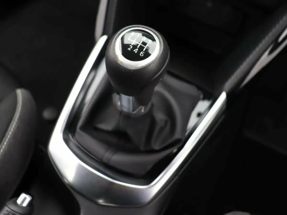 2024-mazda-mazda2-15-e-skyactiv-g-centre-line-big-27