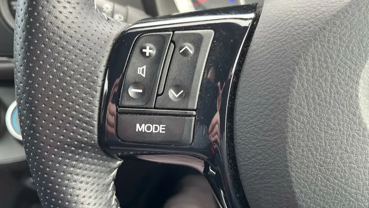 2017-toyota-yaris-133-design-bi-tone-big-41