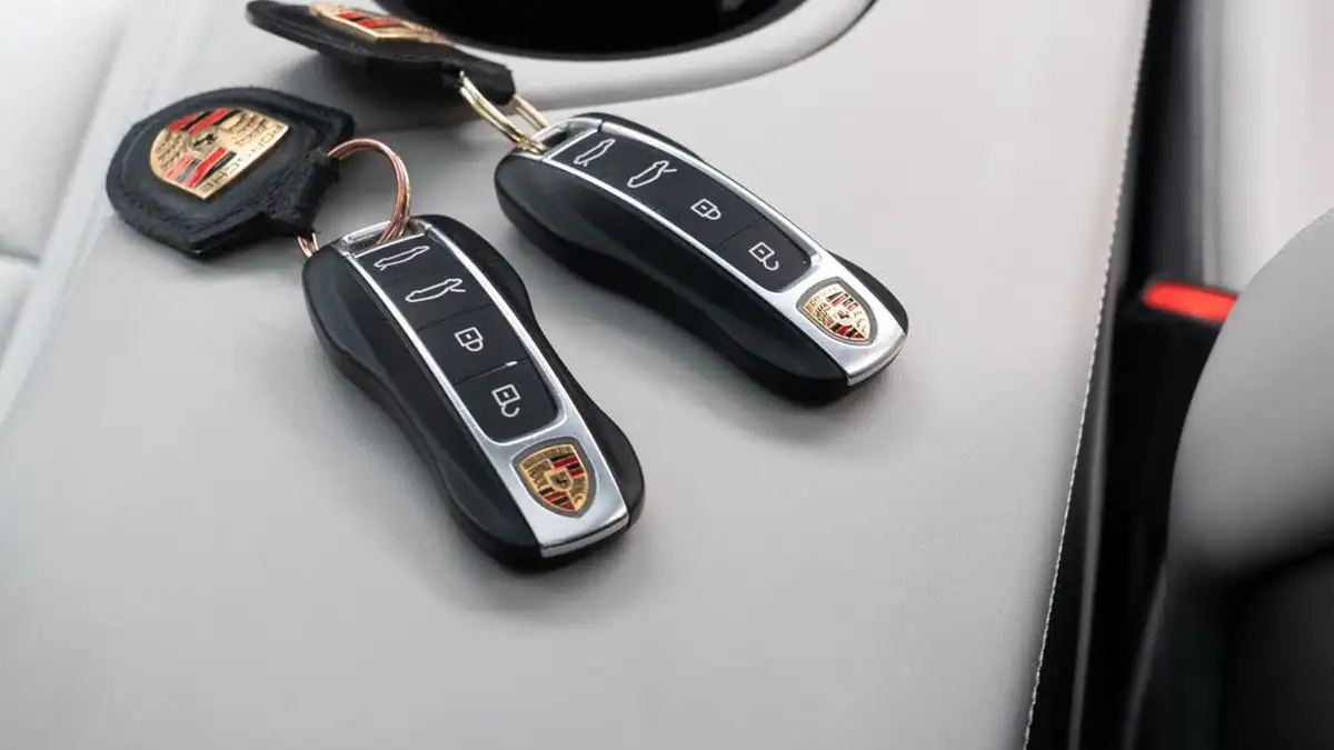 2023-porsche-taycan-e-gts-big-13