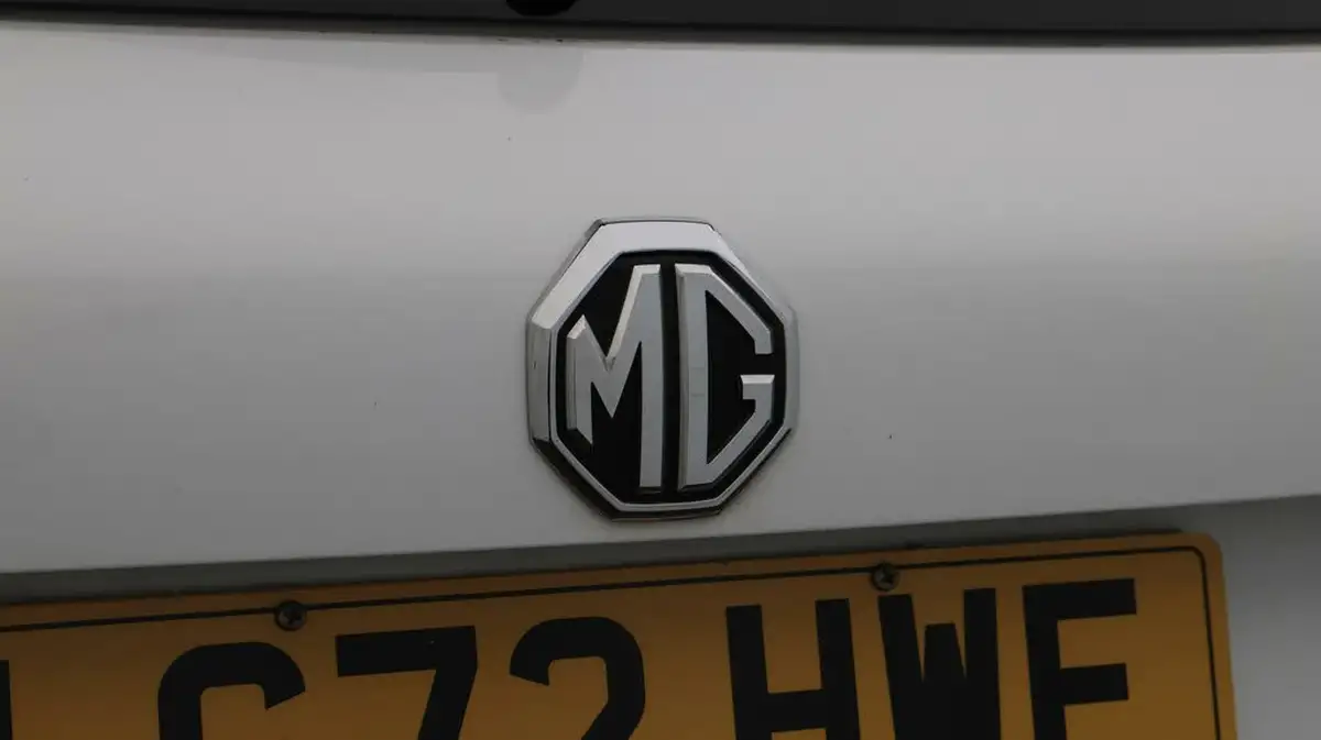 2022-mg-hs-15t-gdi-exclusive-162ps-big-22