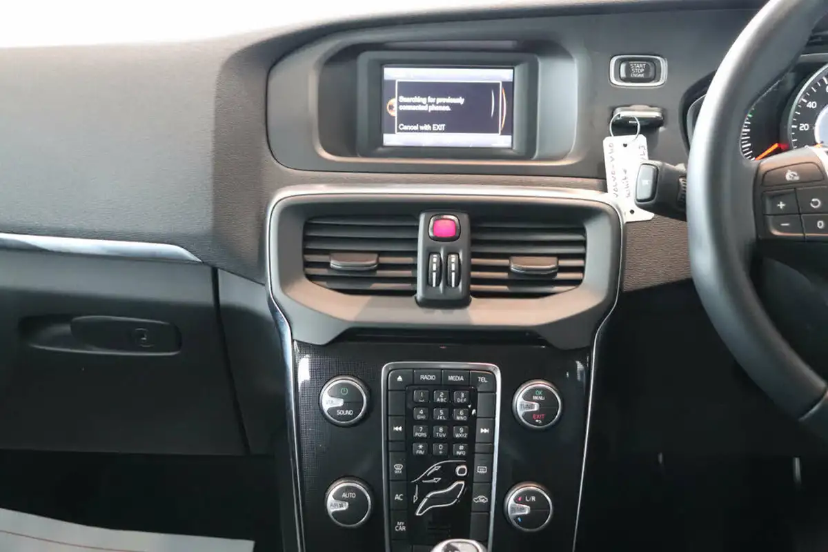 2016-volvo-v40-20-t2-momentum-big-14