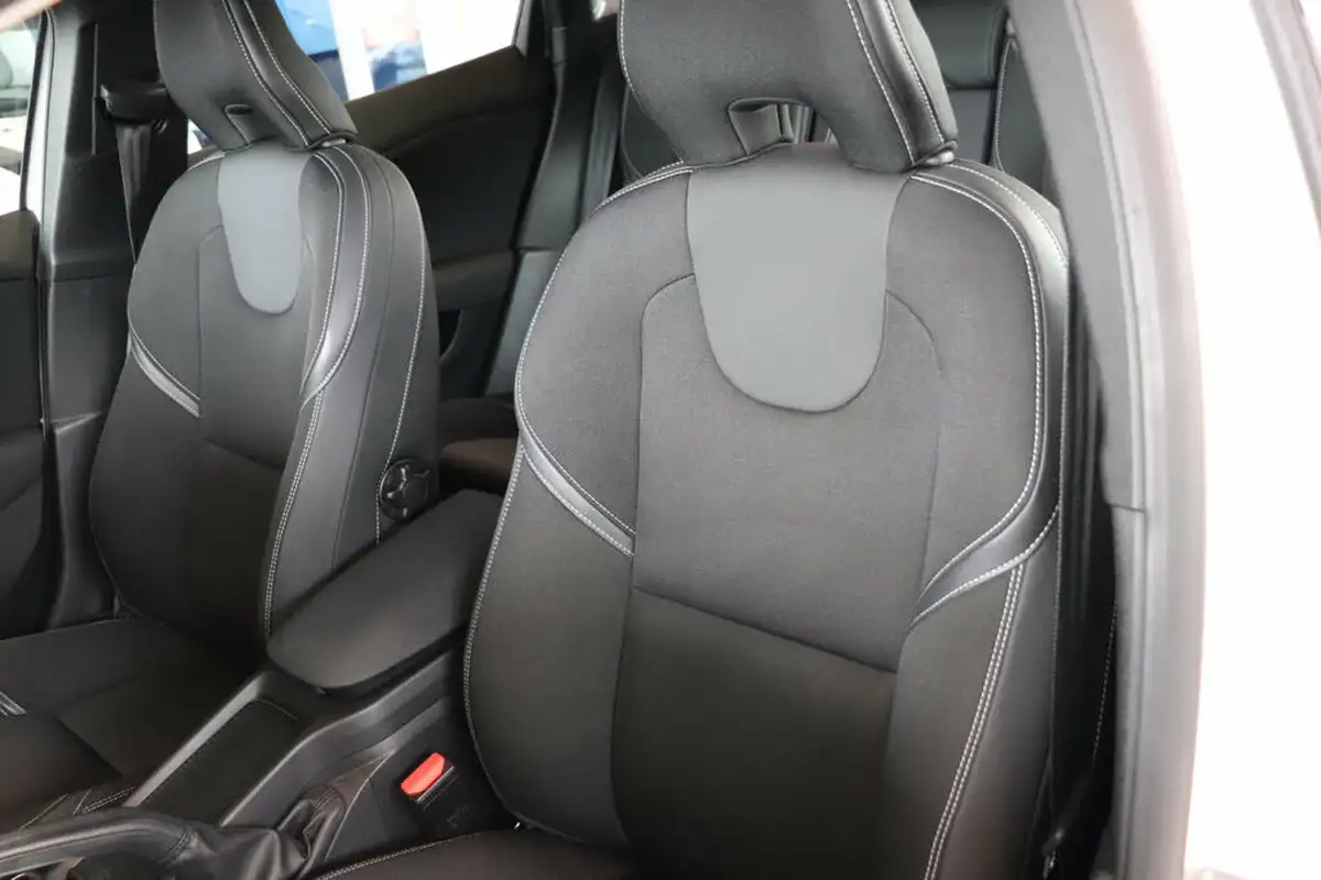 2016-volvo-v40-20-t2-momentum-big-38