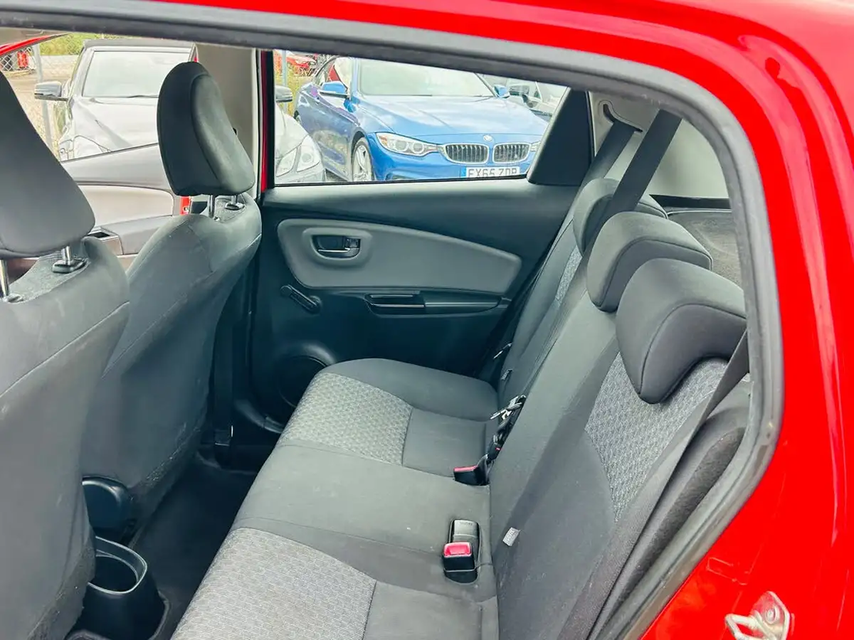 2015-toyota-yaris-133-icon-vvt-i-5d-big-11