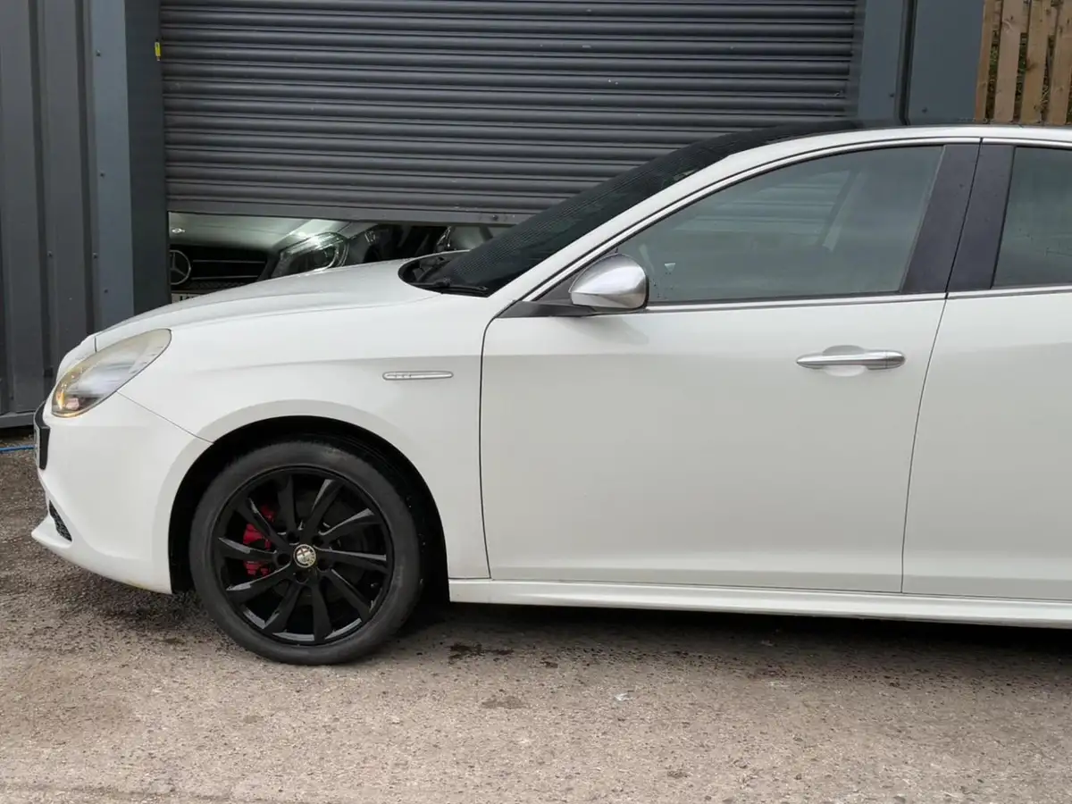 2010-alfa-romeo-giulietta-14-veloce-multiair-170bhp-big-14