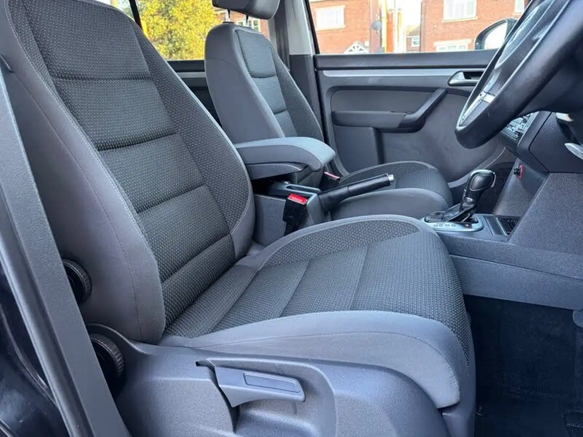 2012-volkswagen-touran-big-26