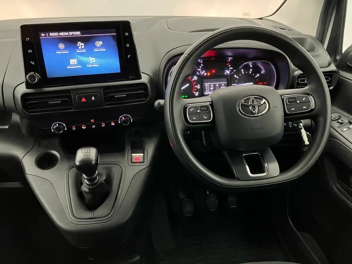 2023-toyota-proace-city-15d-icon-l1-big-14