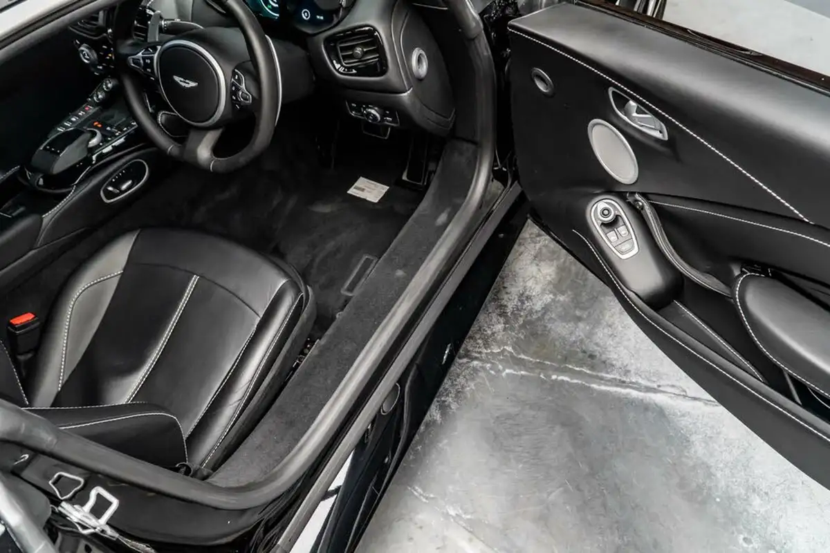 2021-aston-martin-vantage-big-30