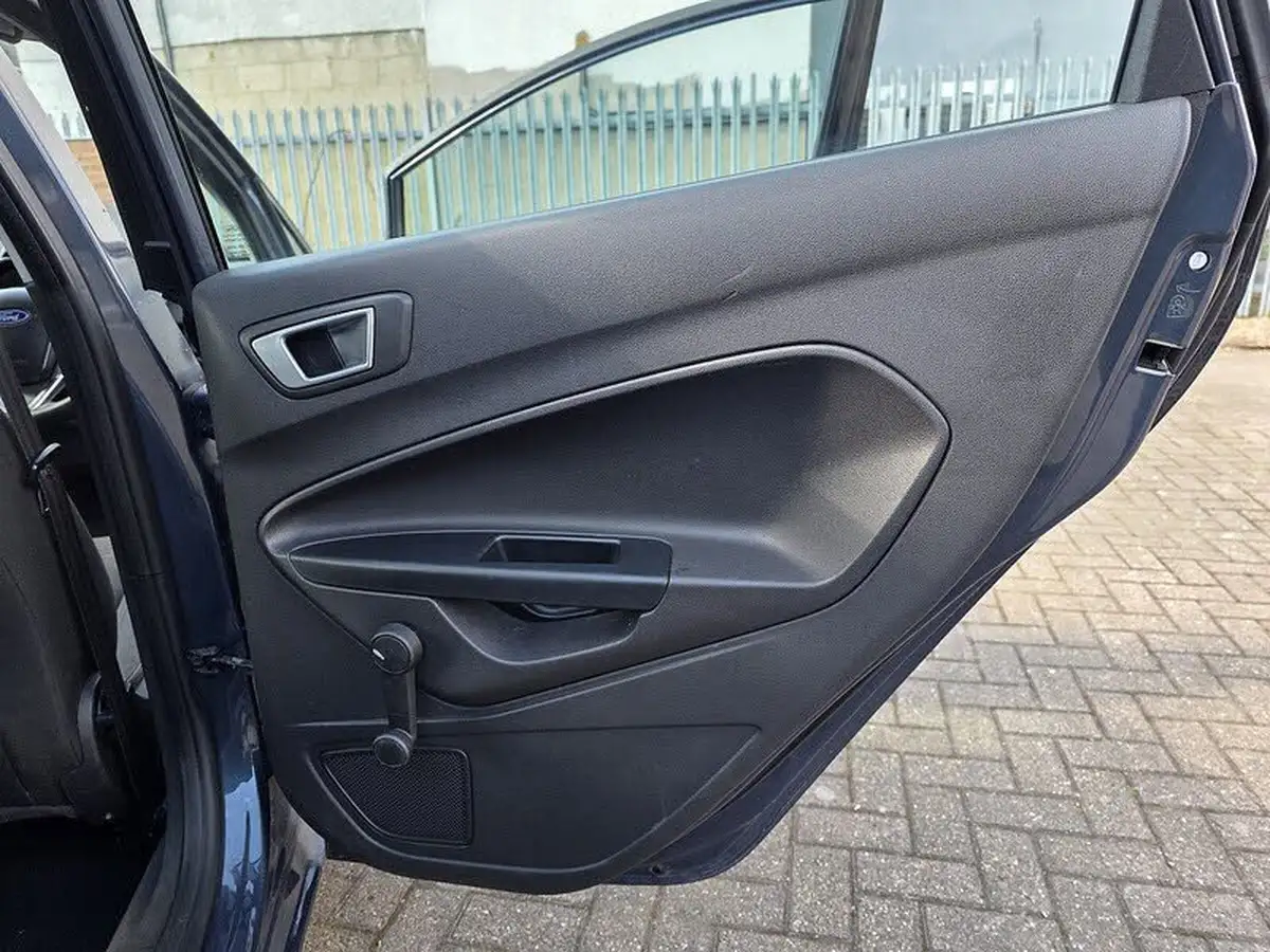 2014-ford-fiesta-10-zetec-100ps-ecoboost-ss-5d-big-24