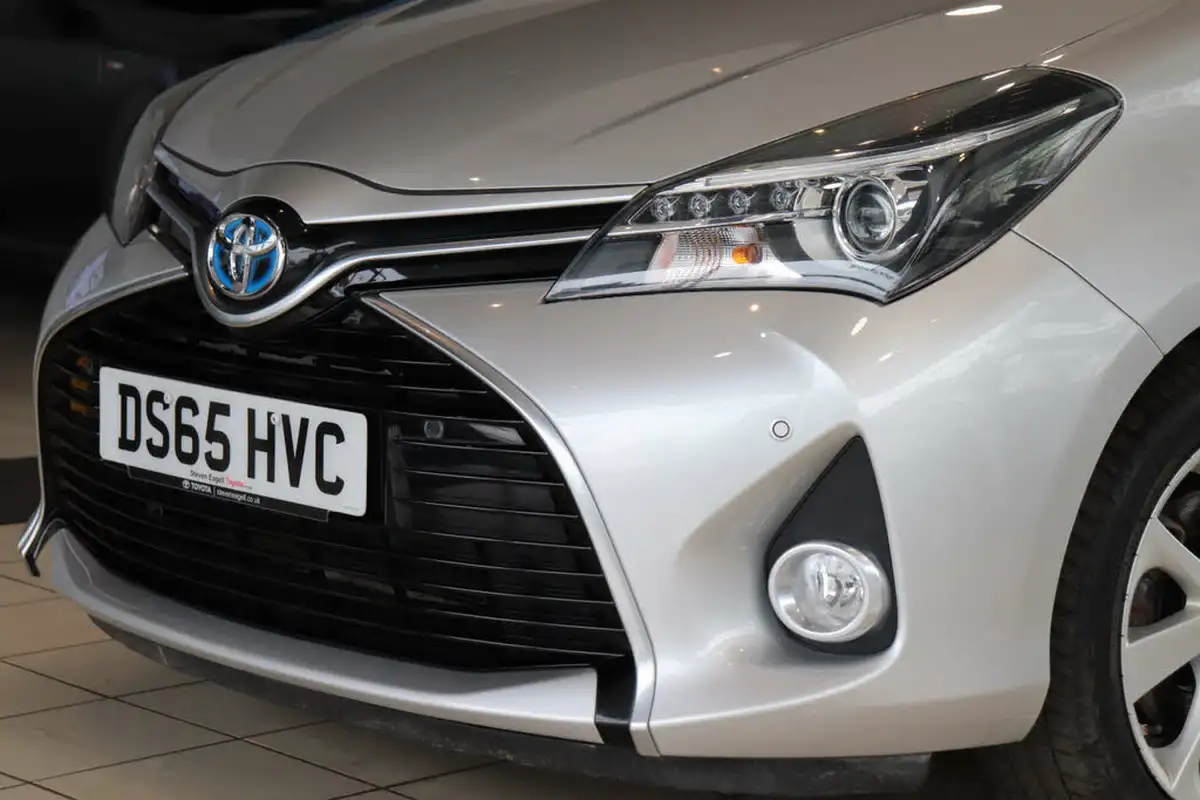 2015-toyota-yaris-15-vvt-i-sport-hybrid-big-61