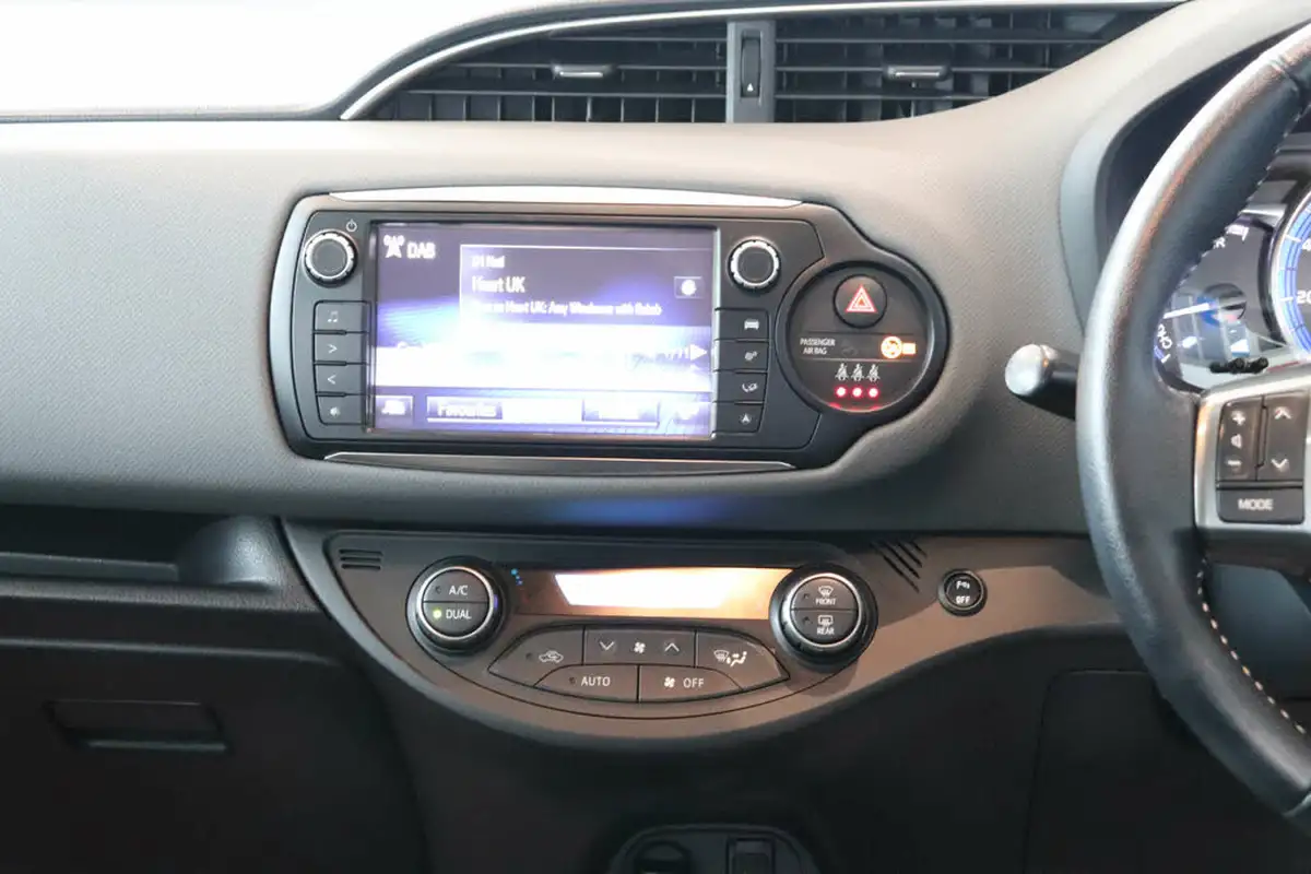 2015-toyota-yaris-15-vvt-i-sport-hybrid-big-13
