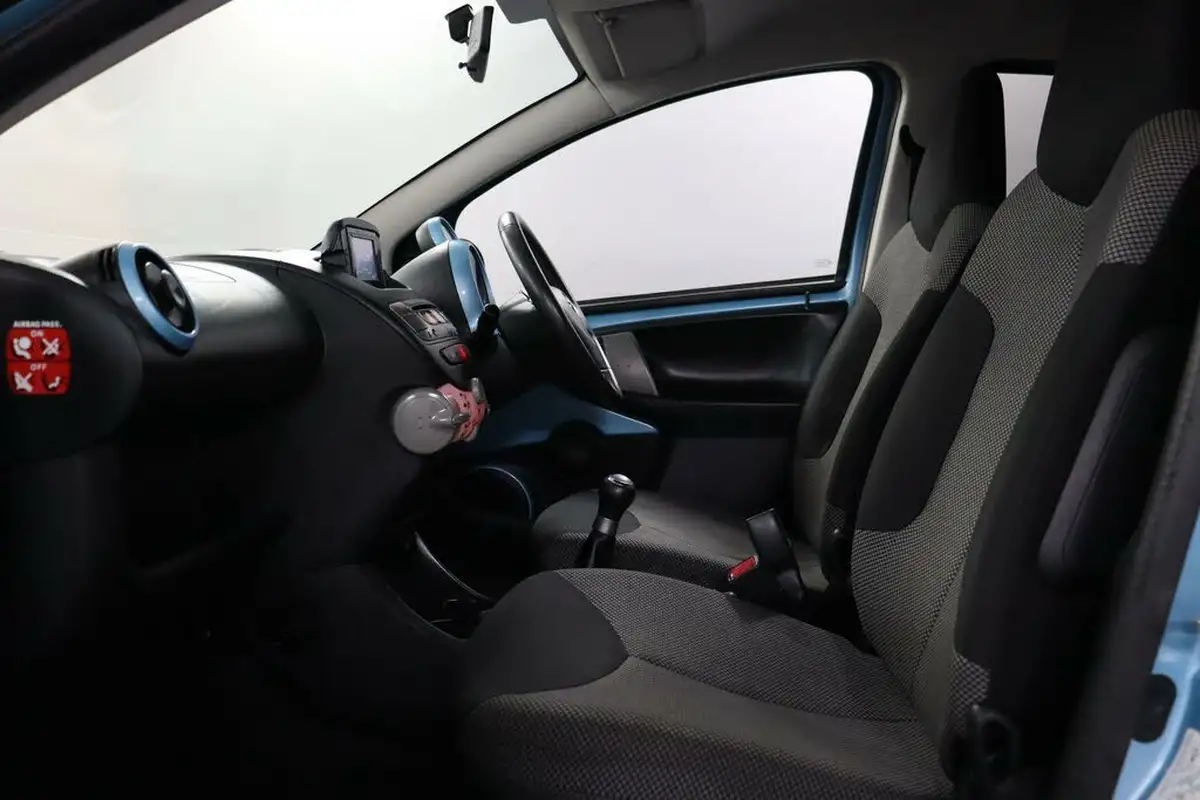 2013-toyota-aygo-10-move-style-5d-big-40