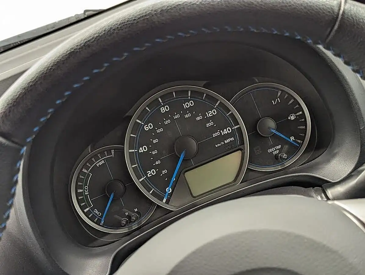 2013-toyota-yaris-15-vvt-i-t4-big-23