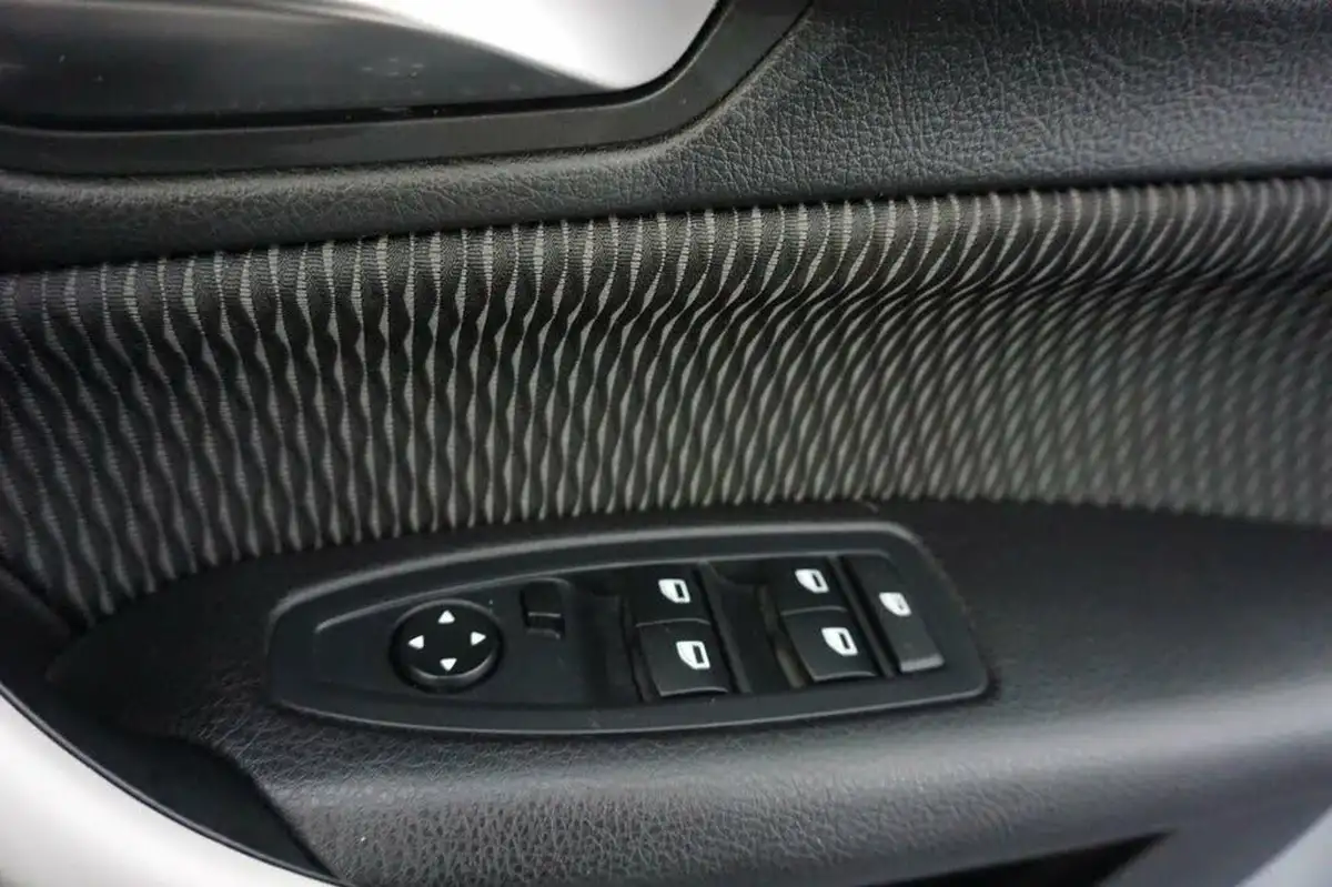 2013-bmw-1-series-16-114i-se-ss-5d-big-18
