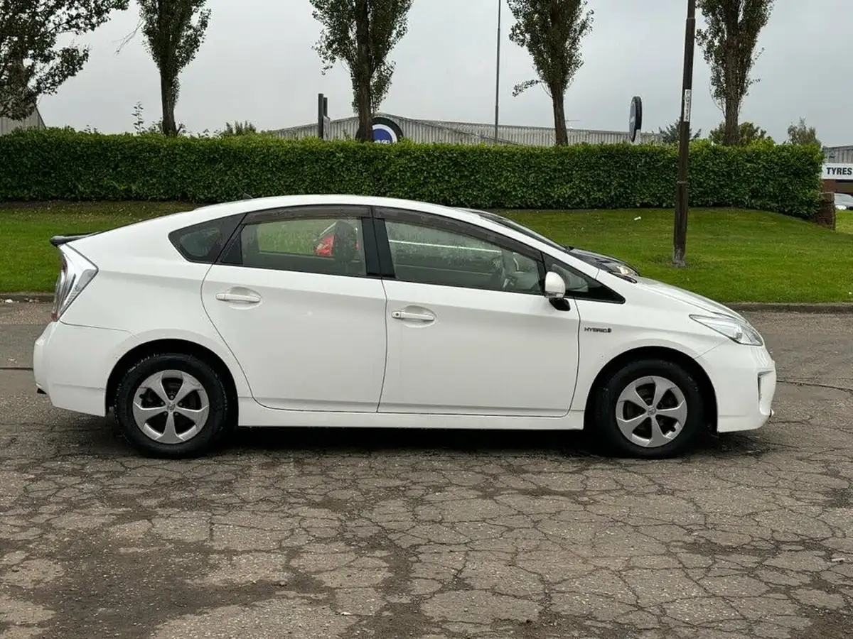 2014-toyota-prius-big-8