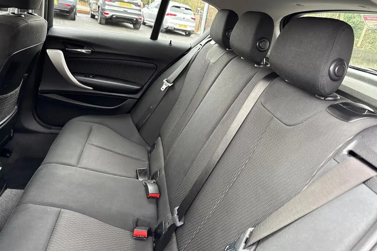 2019-bmw-1-series-15td-116d-se-business-ss-3d-big-18