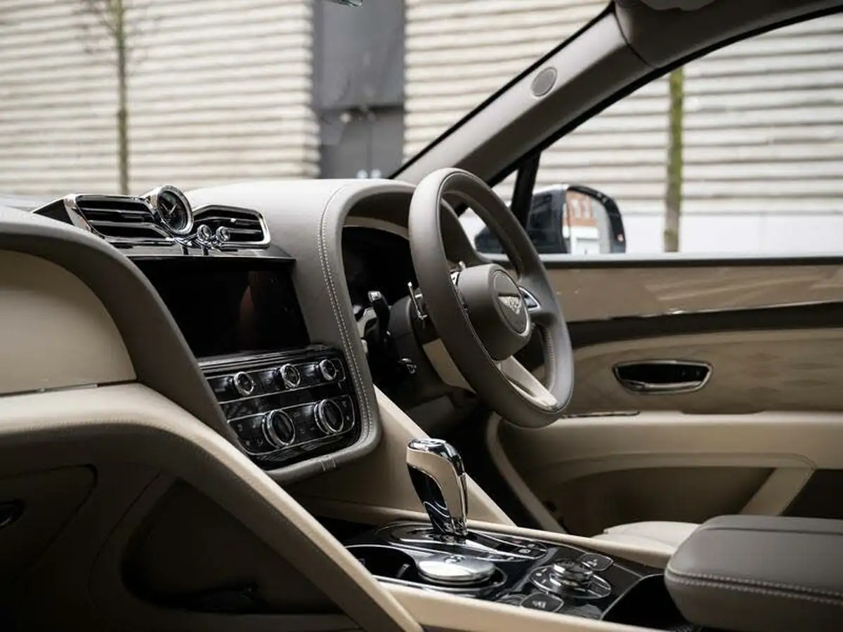 2023-bentley-bentayga-40-v8-extended-wheelbase-azure-big-13
