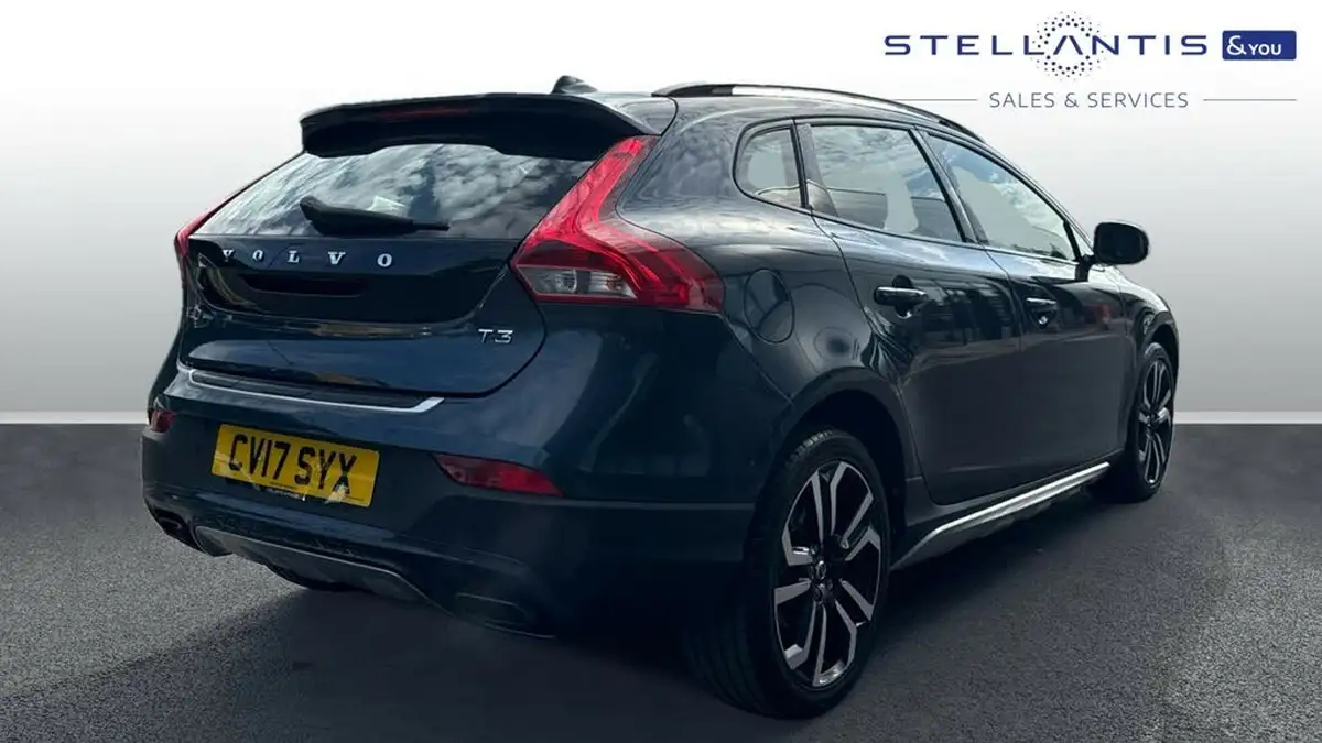 2017-volvo-v40-15-t3-cross-country-pro-big-2
