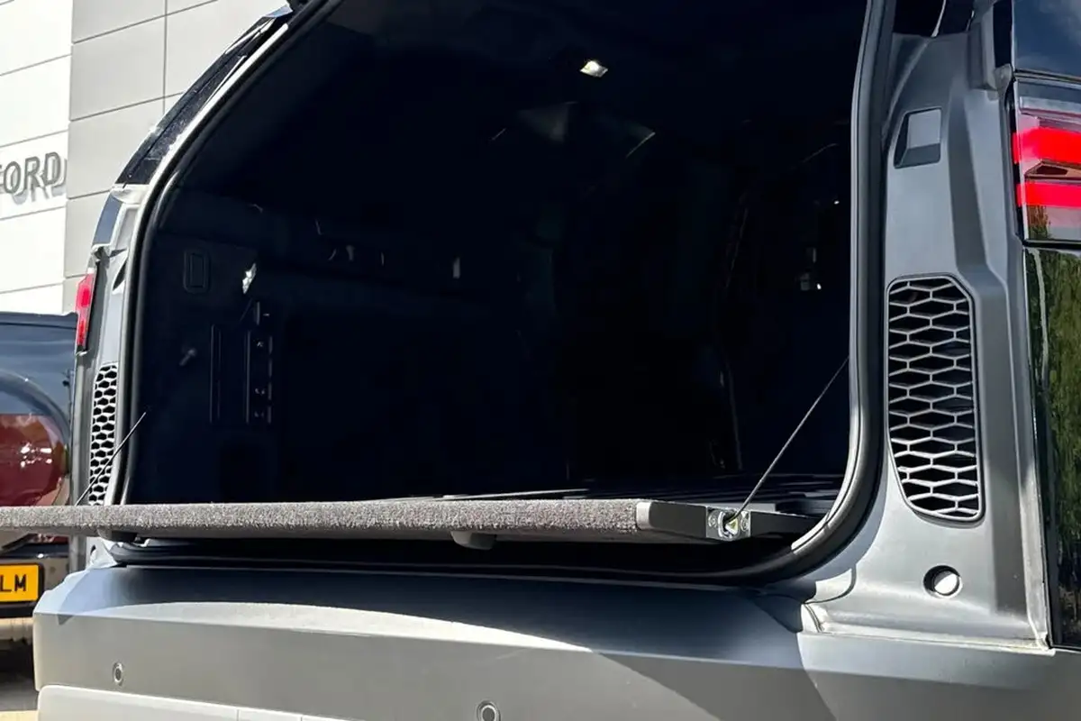 2025-land-rover-discovery-30-d350-commercial-se-big-32