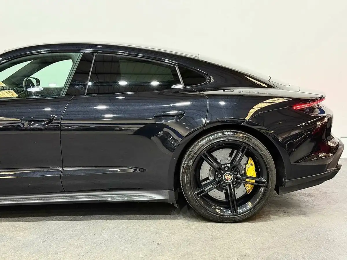 2020-porsche-taycan-e-turbo-s-big-18