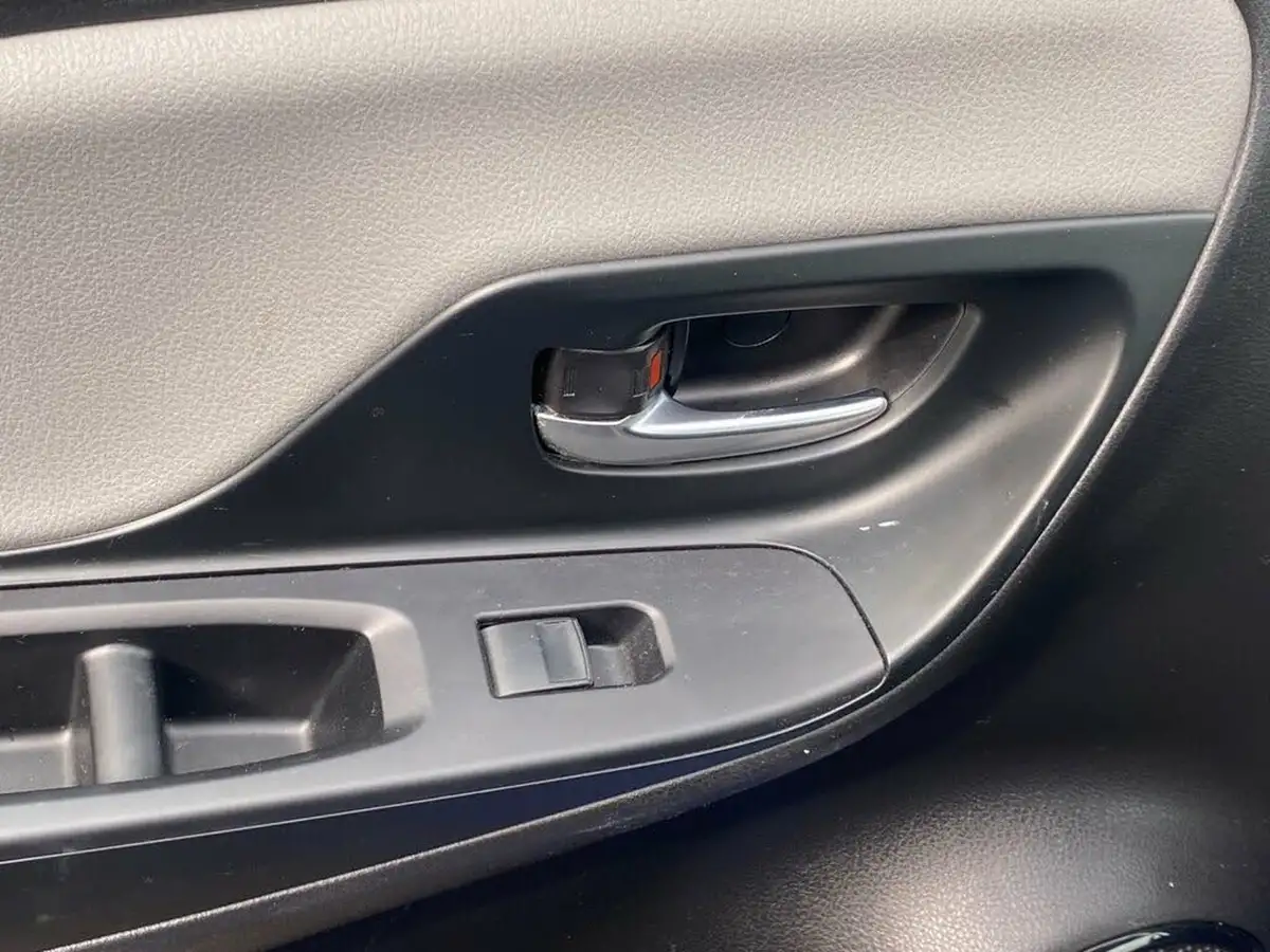 2018-toyota-yaris-15-vvt-i-icon-navi-hybrid-big-21