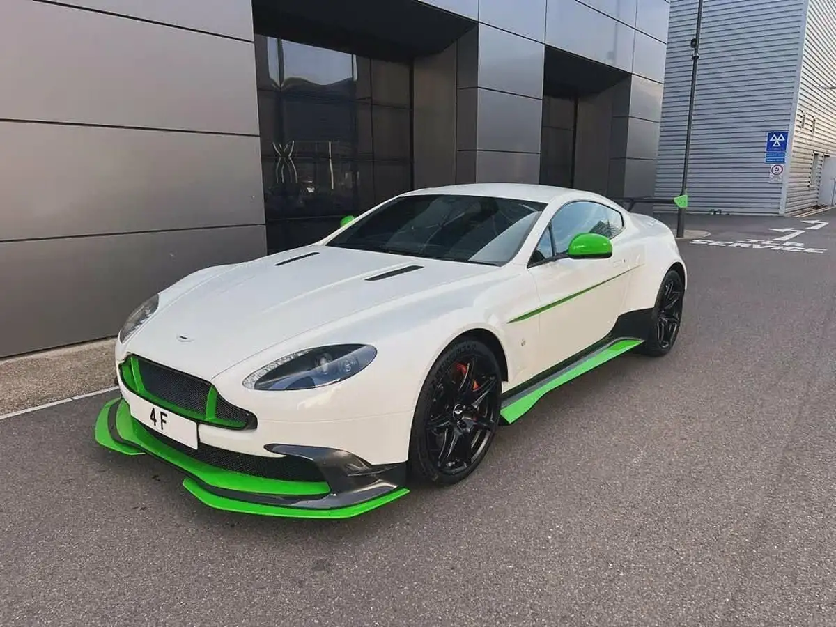 2017-aston-martin-vantage-47-gt8-big-19