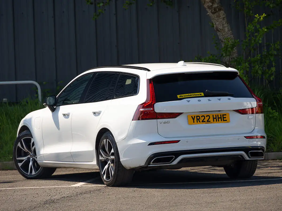 2022-volvo-v60-20-t6-r-design-350bhp-plug-in-hybrid-big-1