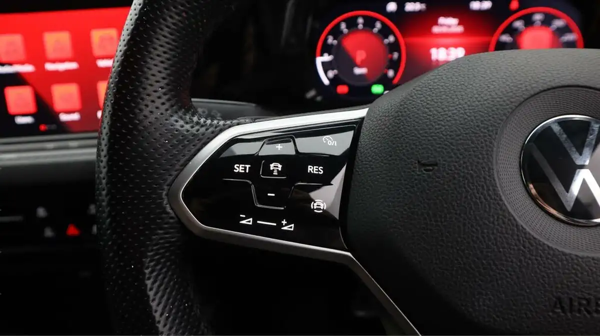 2021-volkswagen-golf-big-50