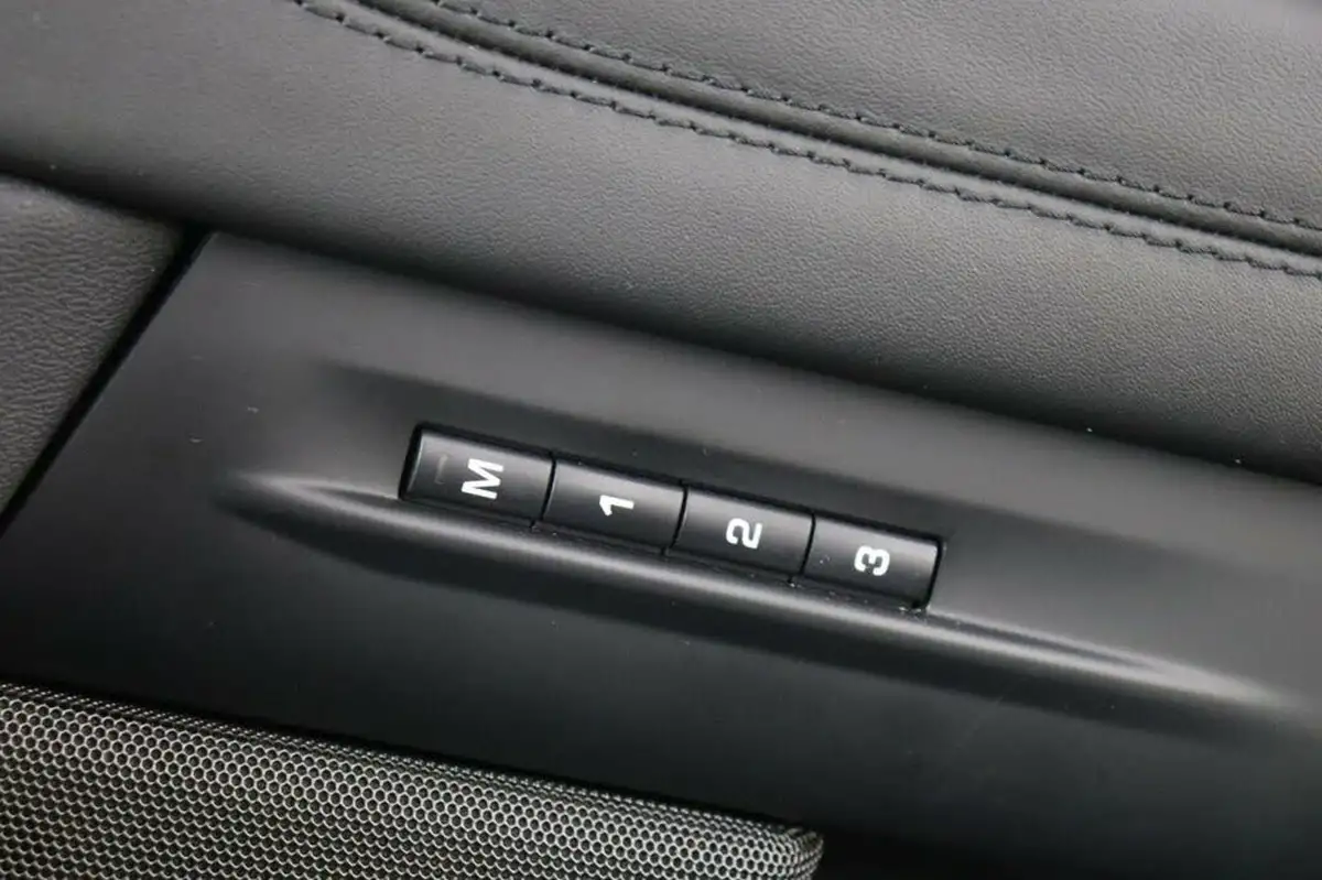 2022-land-rover-range-rover-evoque-20-d200-r-dynamic-hse-big-35