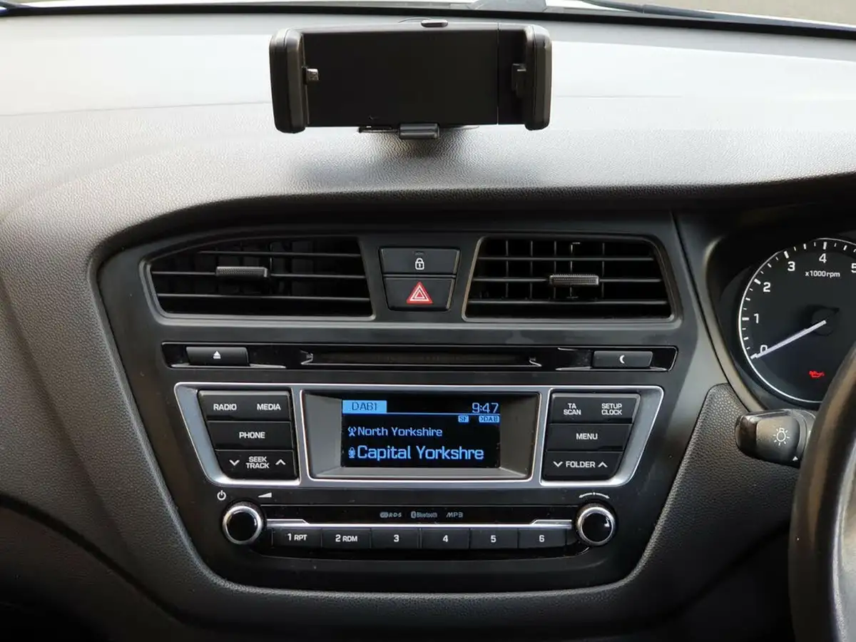 2016-hyundai-i20-10-active-big-16