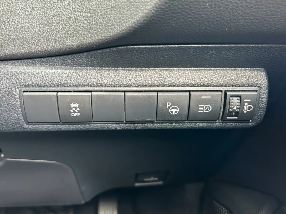 2019-toyota-corolla-18-vvt-i-excel-trk-hatchback-big-26