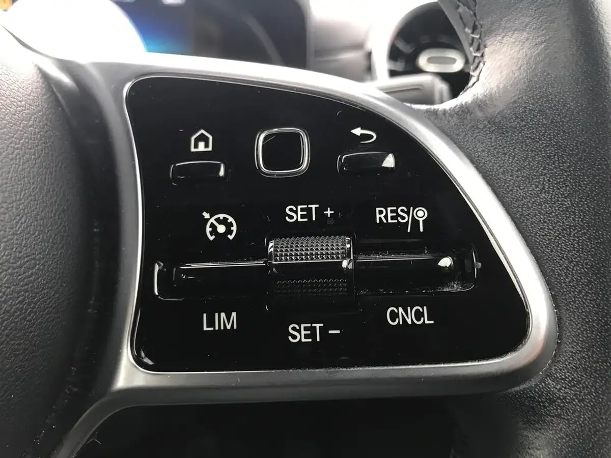 2021-mercedes-benz-a-class-13-a180-se-7g-dct-big-21