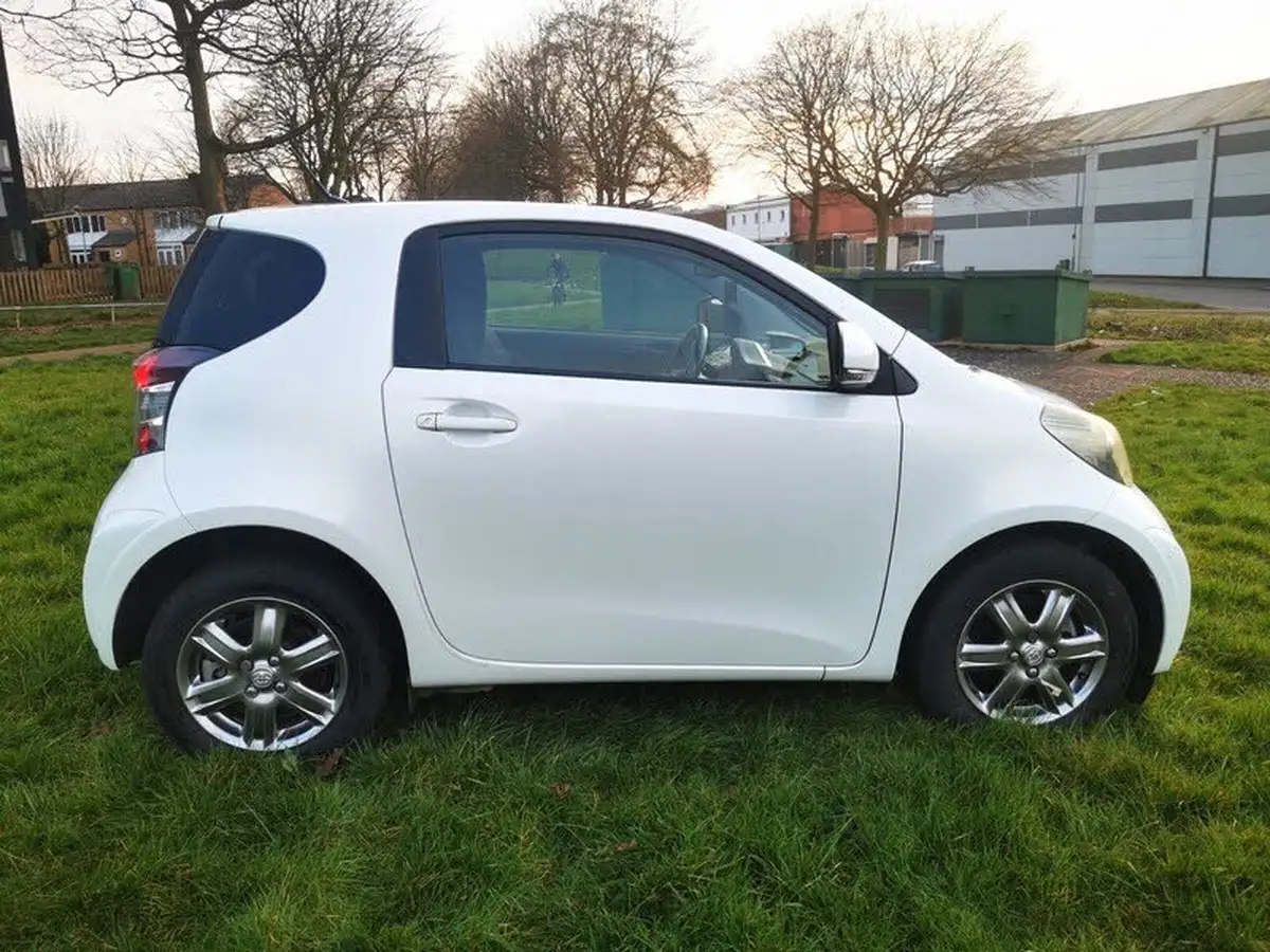 2010-toyota-iq-10-2-multidrive-big-5
