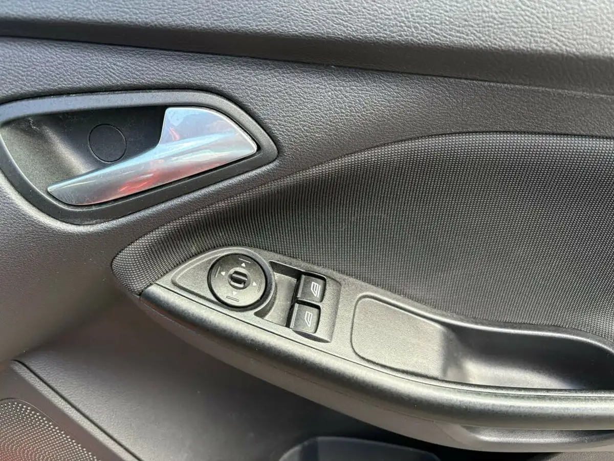 2011-ford-focus-16-zetec-ti-vct-125ps-hatchback-5d-big-15