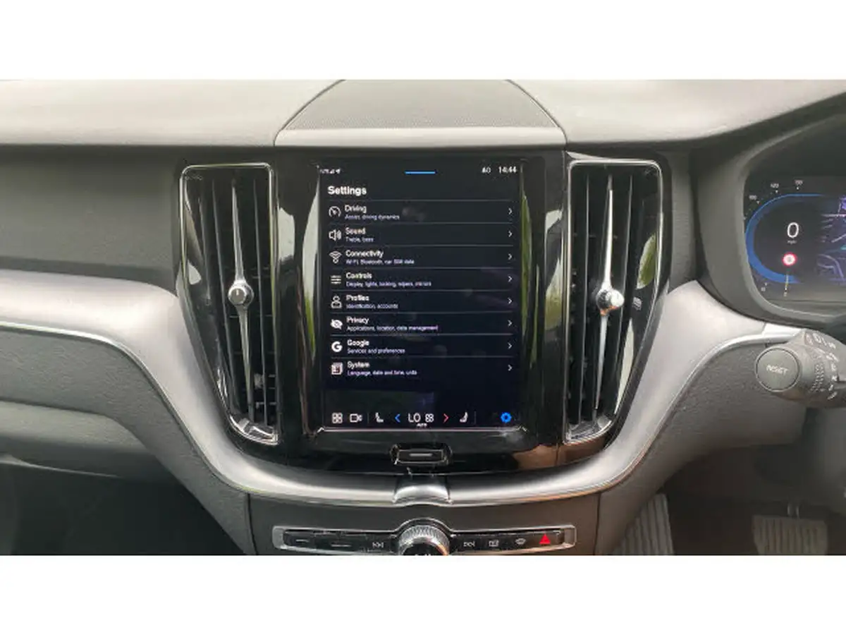 2021-volvo-xc60-20td-b4-momentum-awd-big-20