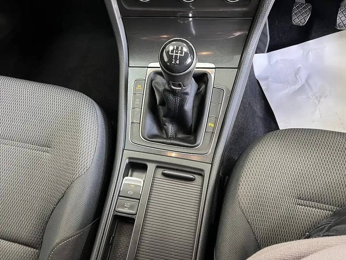 2019-volkswagen-golf-16tdi-se-estate-5d-big-14