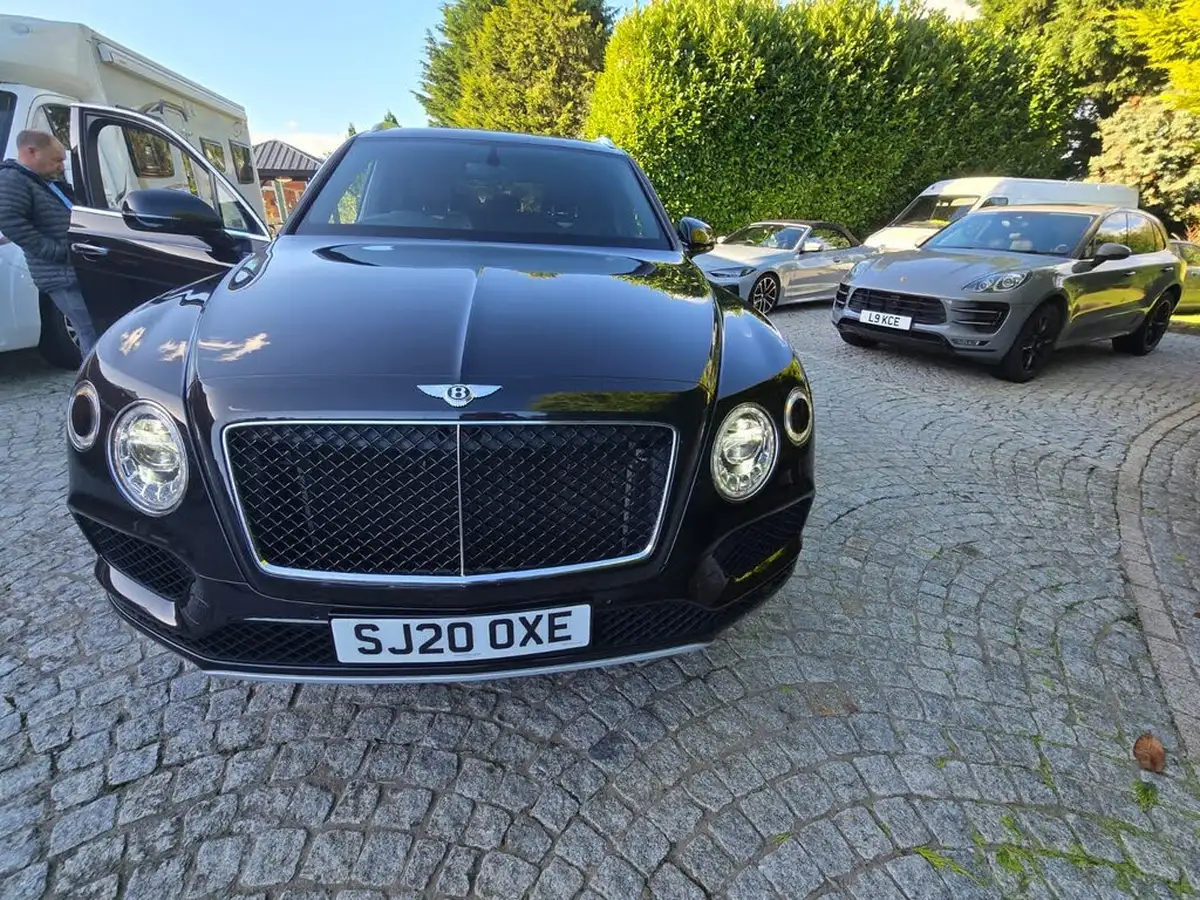 2019-bentley-bentayga-40-v8-big-26