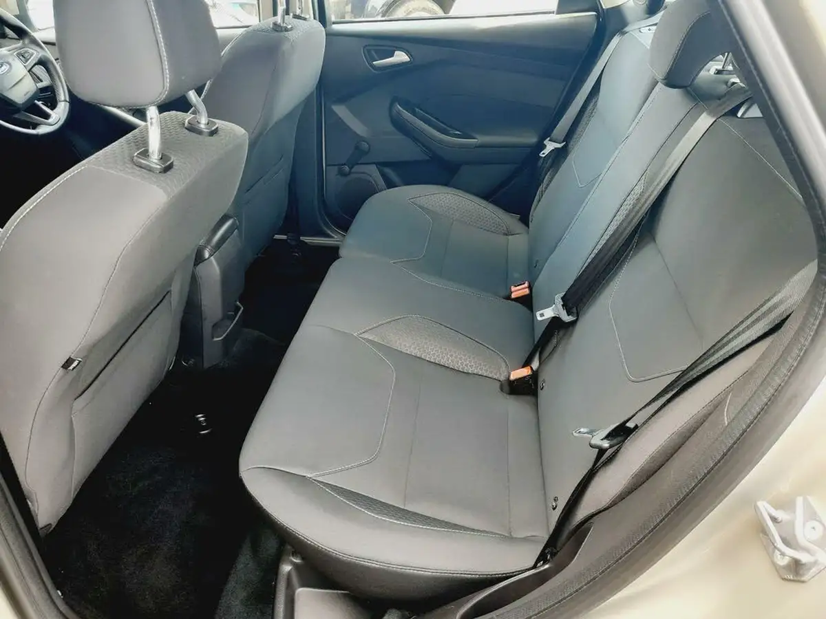 2015-ford-focus-16-zetec-estate-big-12