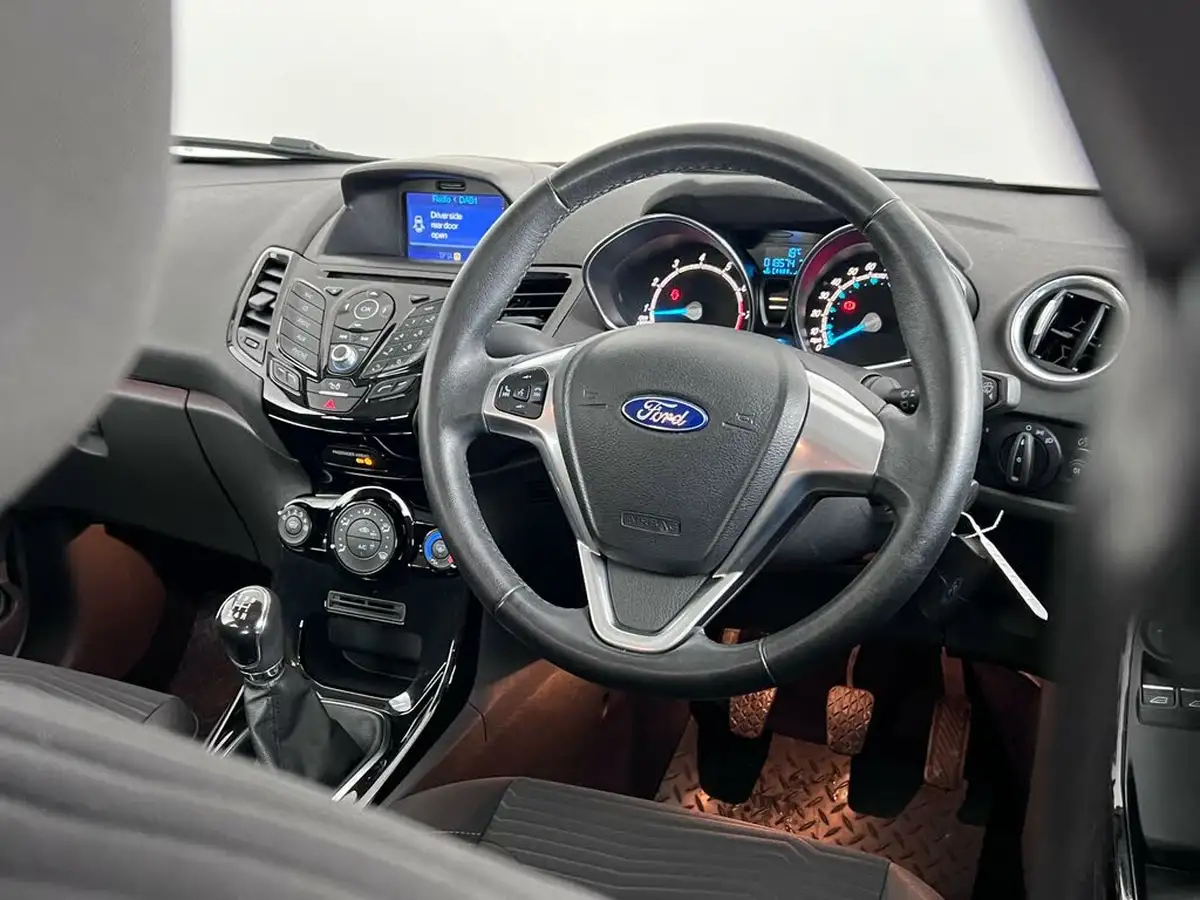 2016-ford-fiesta-125-zetec-5d-big-10