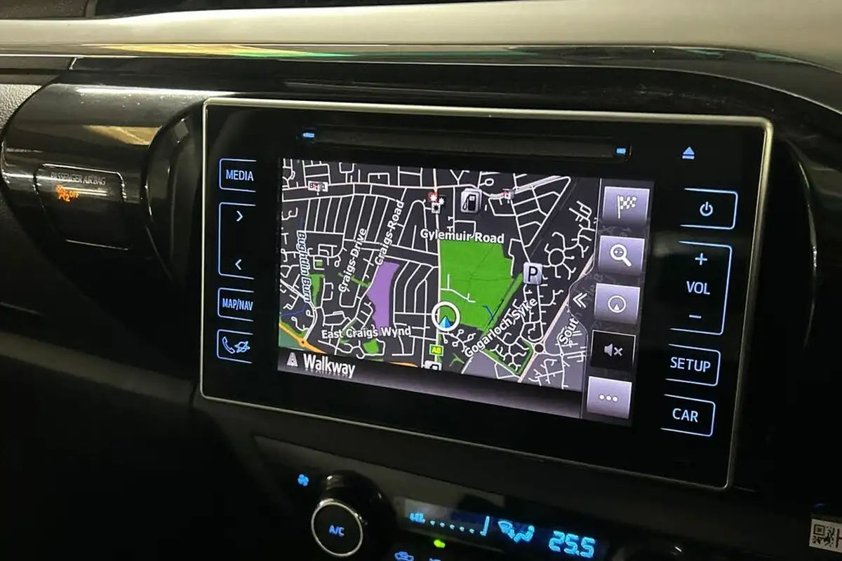 2018-toyota-hi-lux-24d-invincible-ss-auto-big-19