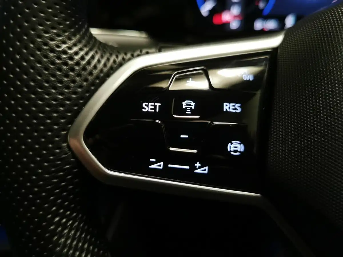 2023-volkswagen-golf-15-etsi-r-line-hatchback-big-21