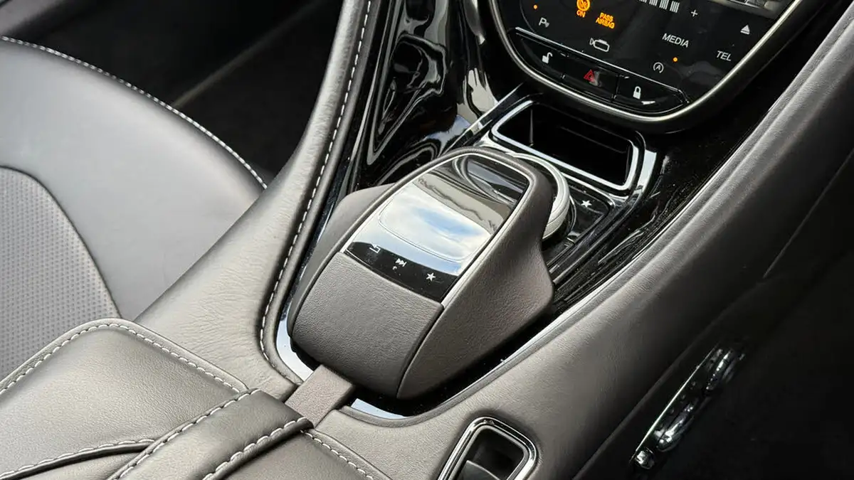 2019-aston-martin-dbs-52-v12-superleggera-big-15