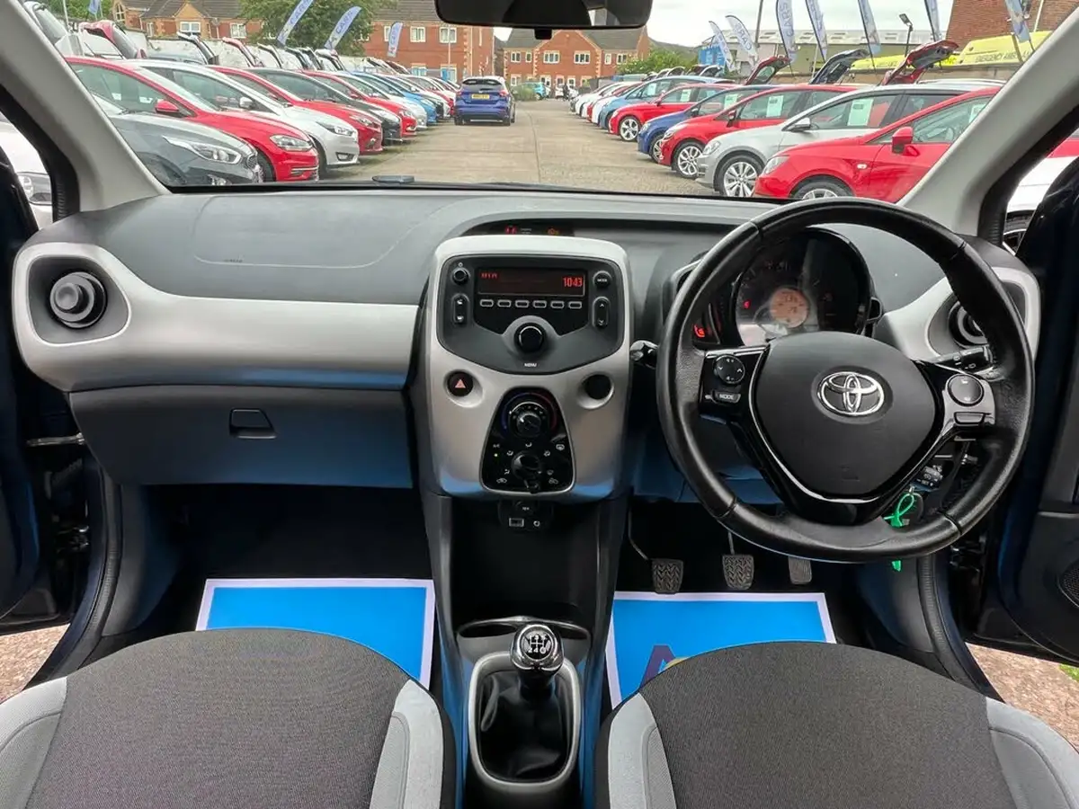 2016-toyota-aygo-10-vvt-i-x-play-68bhp-5d-big-29