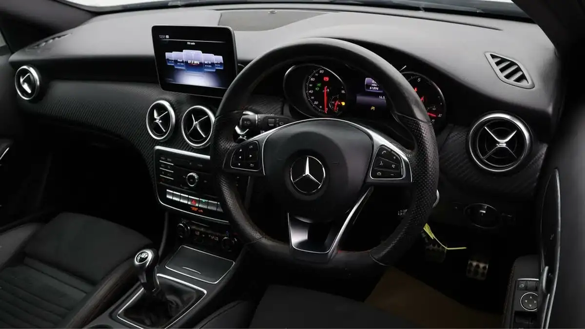 2018-mercedes-benz-a-class-16-a180-amg-line-ss-big-8