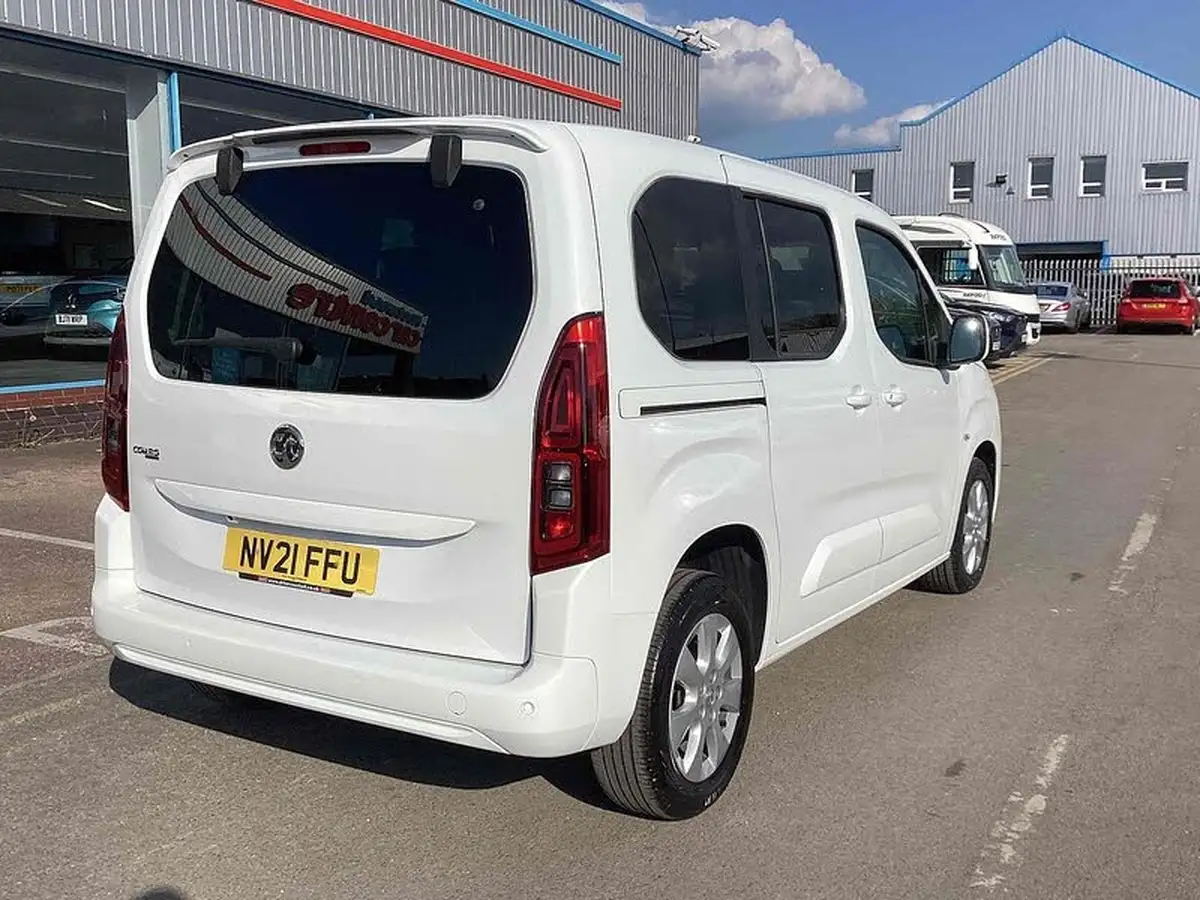 2021-vauxhall-combo-life-15-se-100ps-big-4