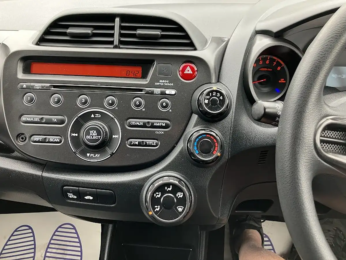 2015-honda-jazz-12-s-big-20