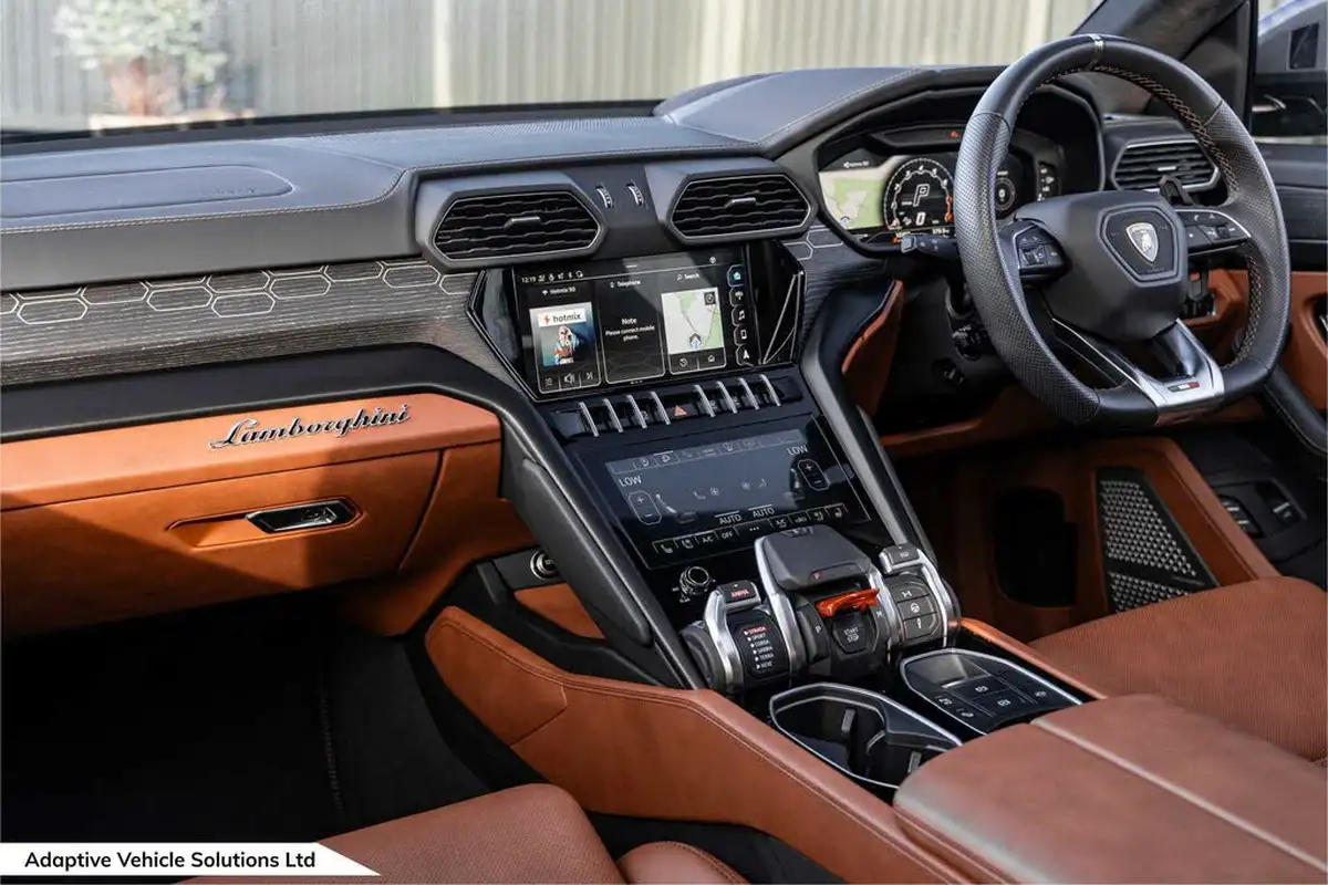 2022-lamborghini-urus-40-no-trim-big-27